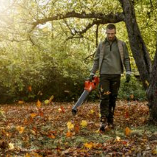 Husqvarna lombfúvók – Az őszi kertészkedés hatékony eszközei