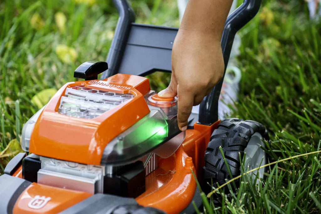 Husqvarna Játék fűnyíró közelről