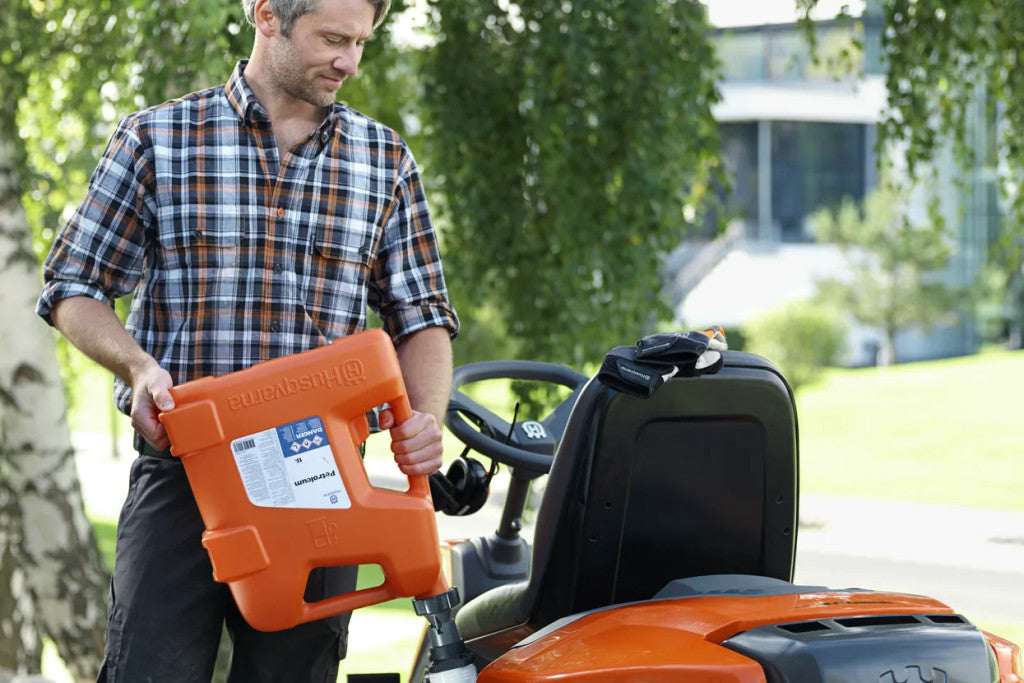 Husqvarna Power 4 – prémium minőségű szintetikus üzemanyag háttér nélkül