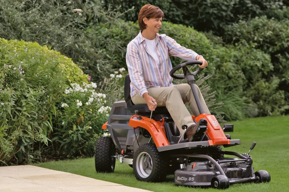 Husqvarna R 112C rider fűnyíró traktor - Combi 85 vágóasztallal