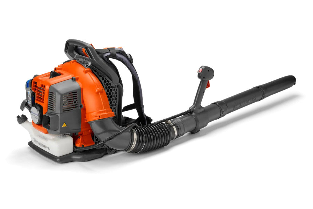 Husqvarna 345BT háti lombfúvó háttér nélkül