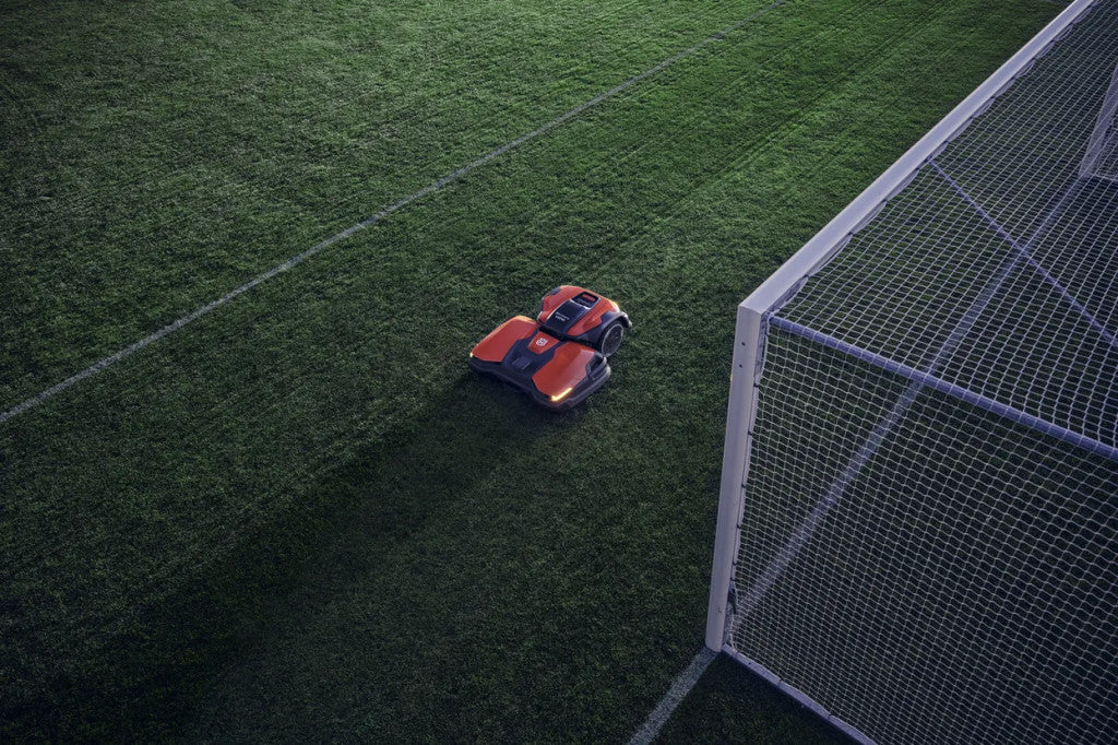Husqvarna CEORA 546 EPOS robotfűnyíró Razor 43M vágóasztallal stadionban