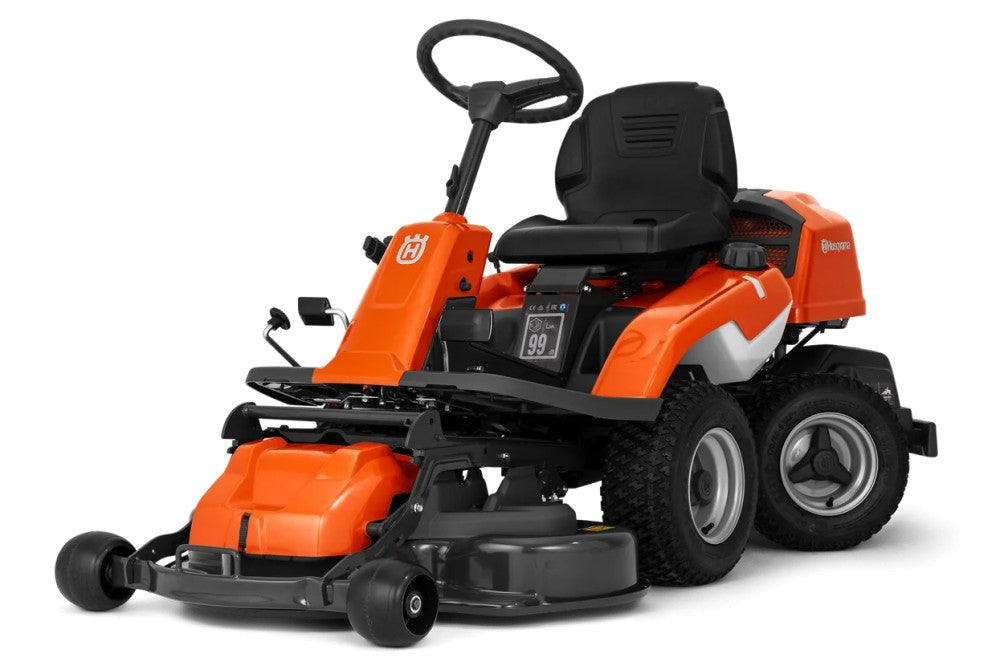 Husqvarna R 214TC Rider fűnyíró traktor Combi 94 cm-es vágóasztallal háttér nélkül