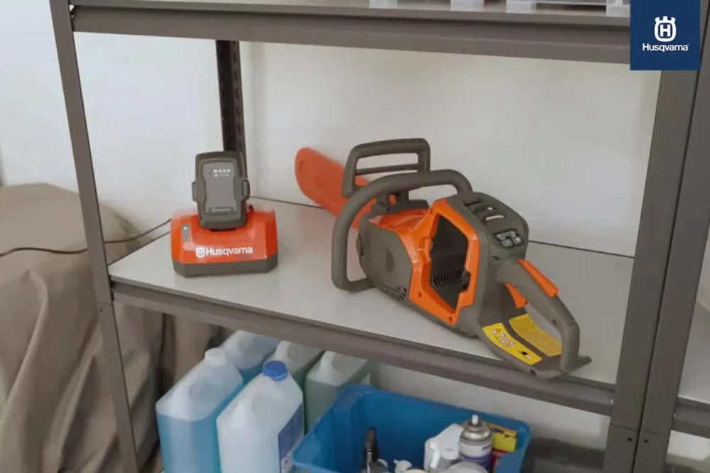 Husqvarna 240i Kit akkus láncfűrész - BLi30 akkumulátor és 40-C80 töltő
