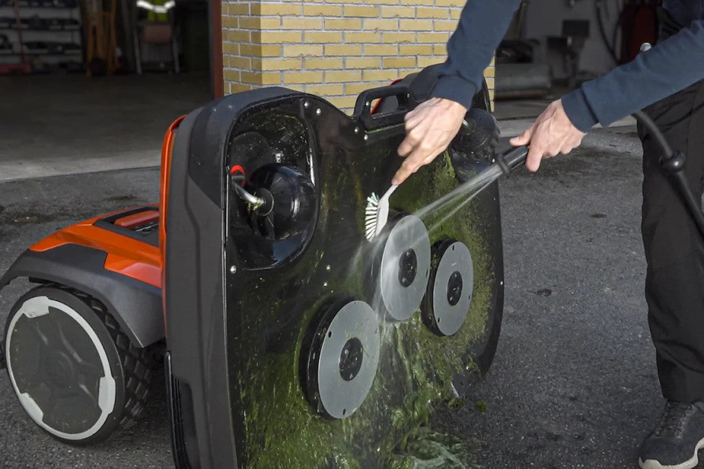 Husqvarna CEORA RZ 43L vágóasztal szerviz pozícióban