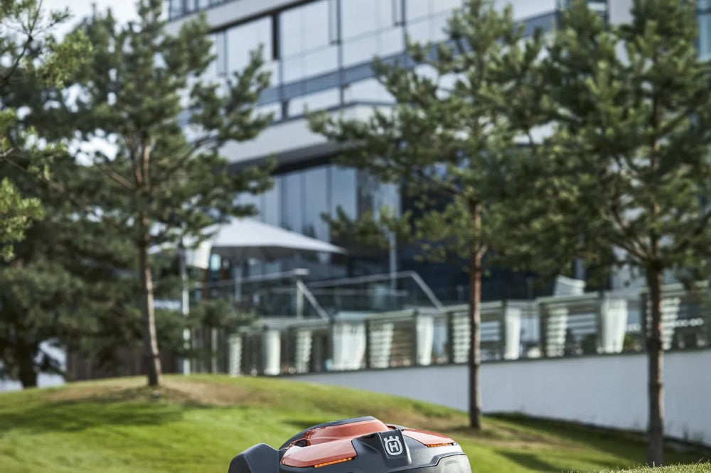 Husqvarna AUTOMOWER 550 EPOS robotfűnyíró szemből