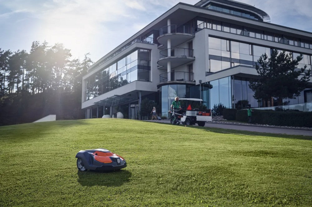 Husqvarna AUTOMOWER 550 EPOS robotfűnyíró parkban