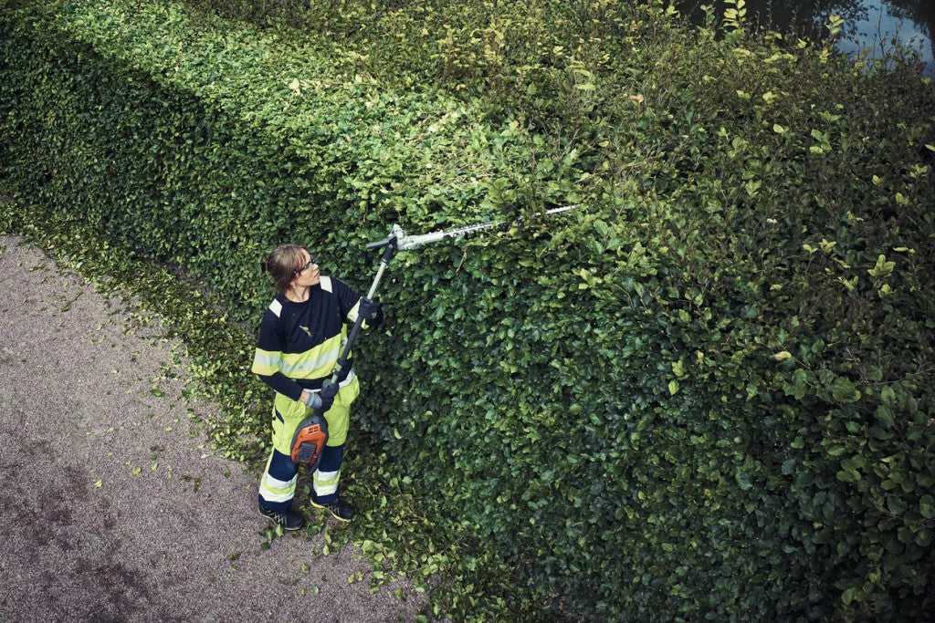 Husqvarna 525iHE3 akkumulátoros sövénynyíró hátulról