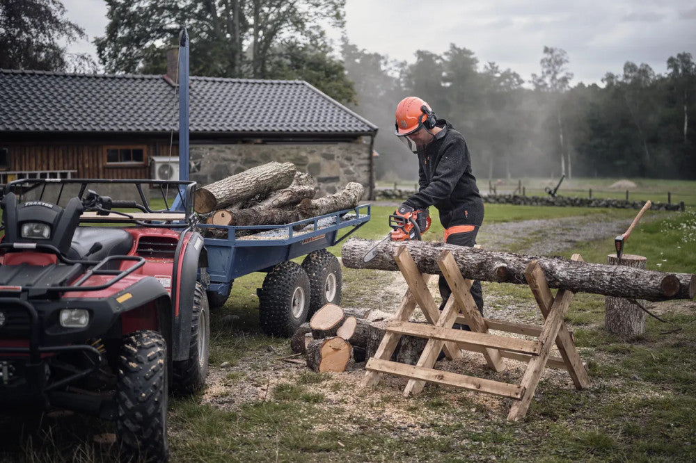 Husqvarna 435i akkumulátoros láncfűrész munka közben
