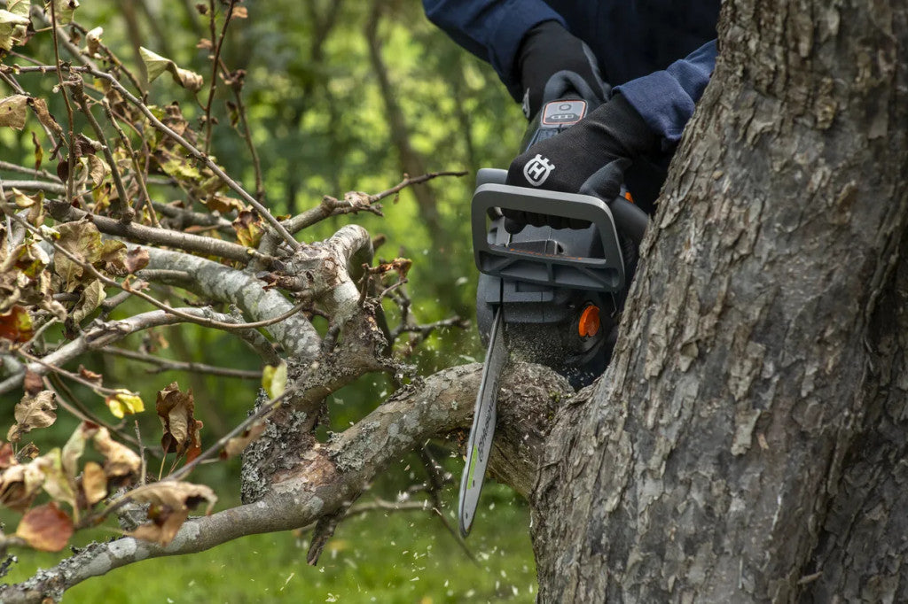 Husqvarna Aspire™ C15X Akkumulátoros Láncfűrész munka közben