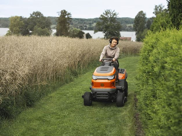 Husqvarna TS 215T fűnyíró traktor elölnézetből logóval
