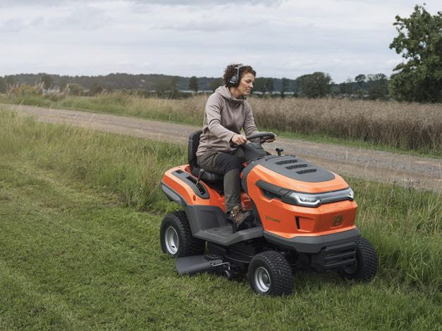 Husqvarna TS 215T fűnyíró traktor munka közben elölről
