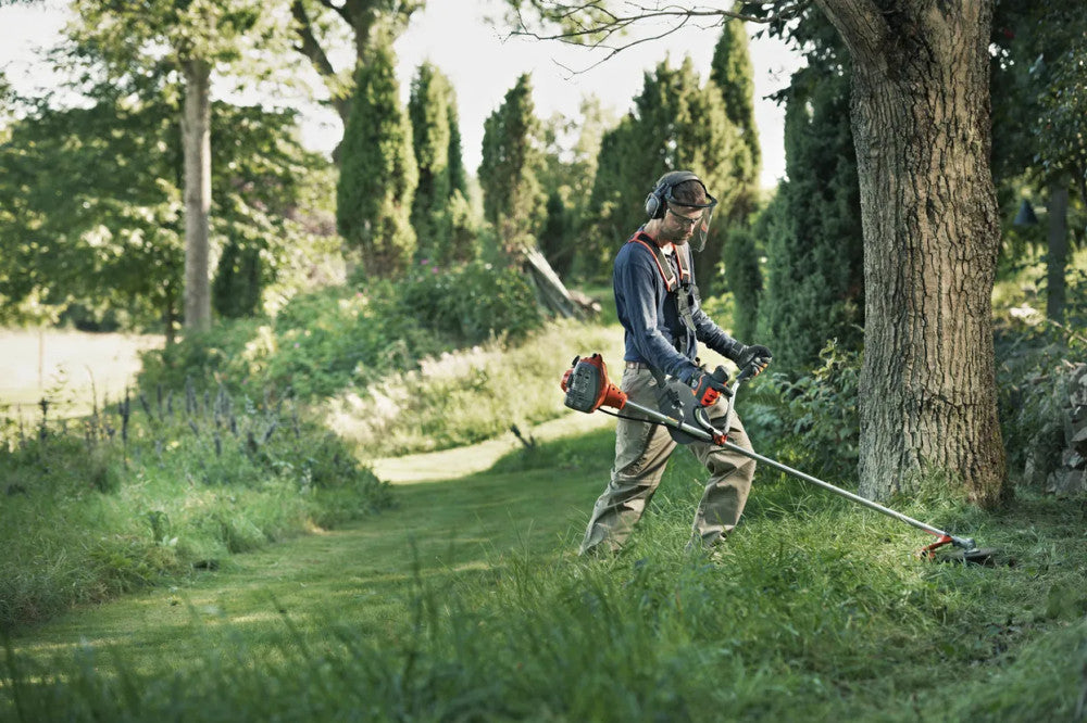 Husqvarna 122R benzines fűkasza háttér nélkül