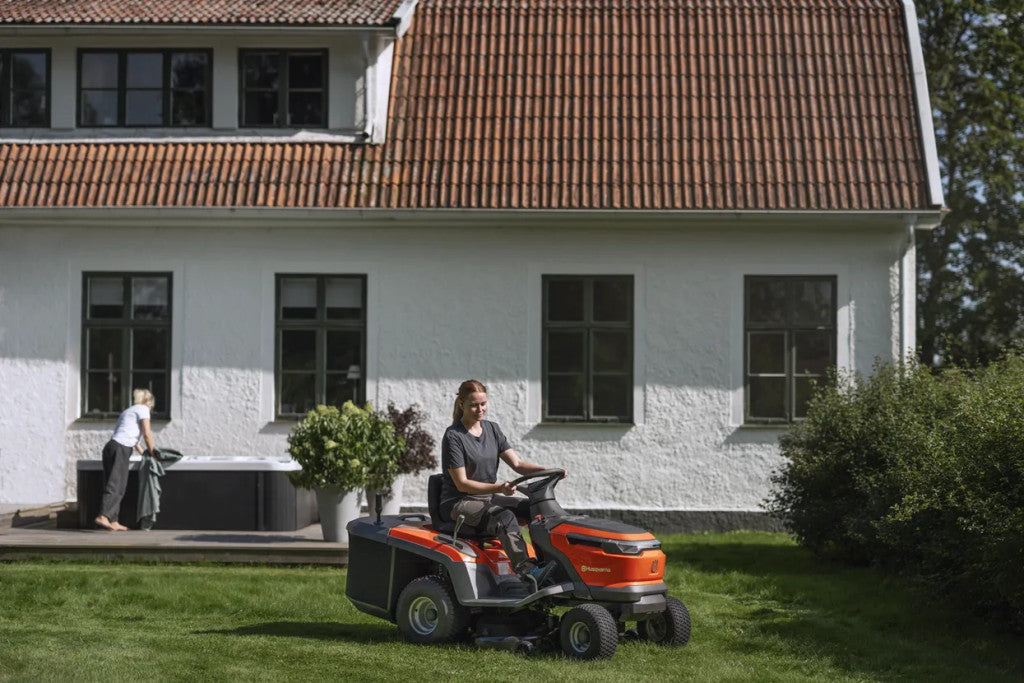 Husqvarna TC 100i akkumulátoros fűnyíró traktor használat közben