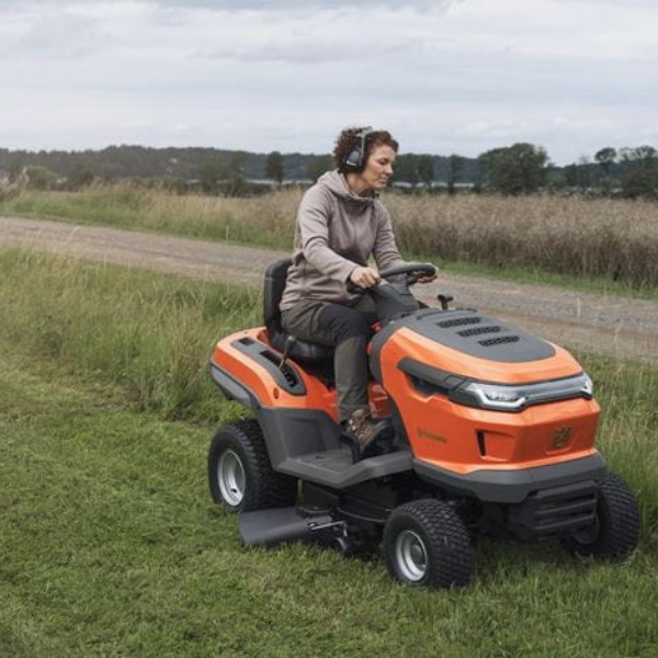 Husqvarna TS 215T fűnyíró traktor – A kertek tökéletes partnere
