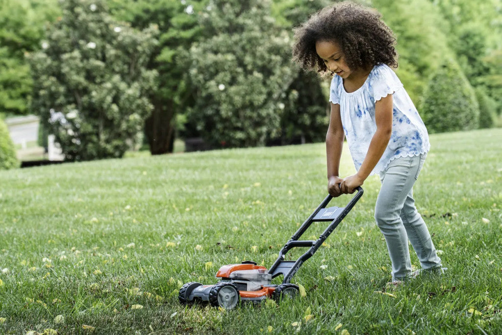 Husqvarna Játék fűnyíró gyerekház mellett