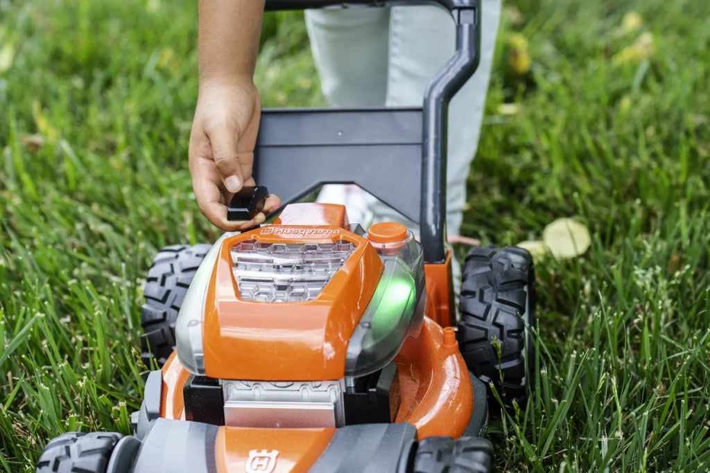Husqvarna Játék fűnyíró játék közben