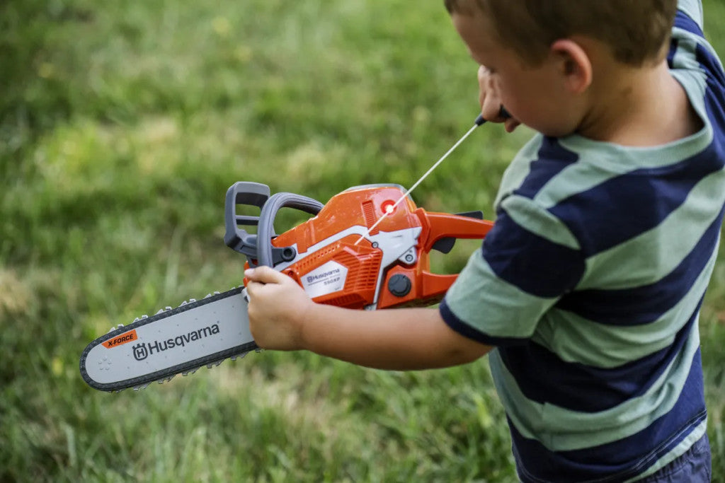 Husqvarna 550XP Játék láncfűrész játék közben fa mellett