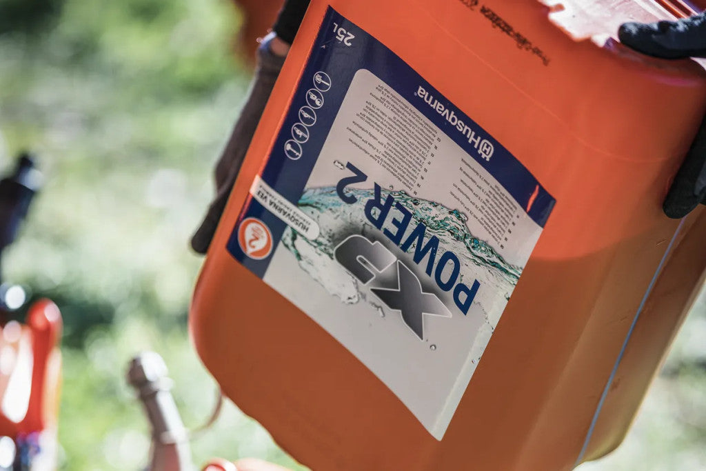 Husqvarna XP Power 2 szintetikus üzemanyag tankolás közben