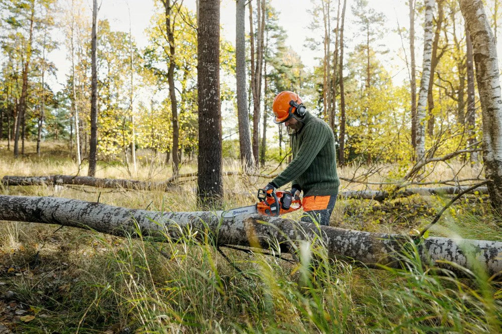 Husqvarna 340i akkus láncfűrésszel ledöntött törzset daraboló felhasználó