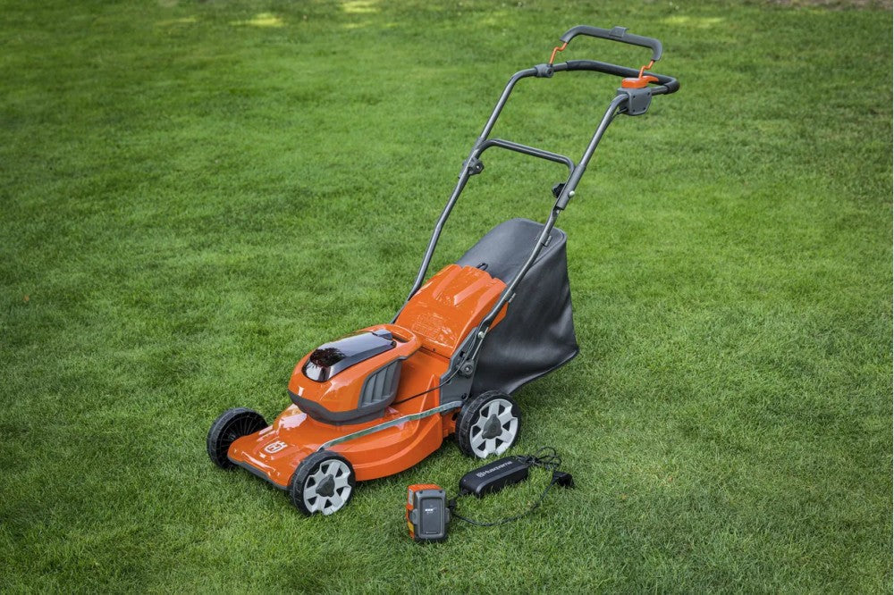 Husqvarna LC 137i fűnyíró munka közben a kertben