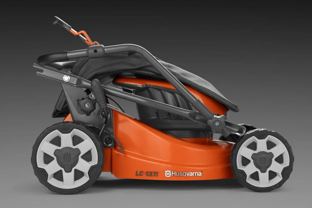 Husqvarna LC 137i fűnyíró gyűjtőzsákjának ürítése