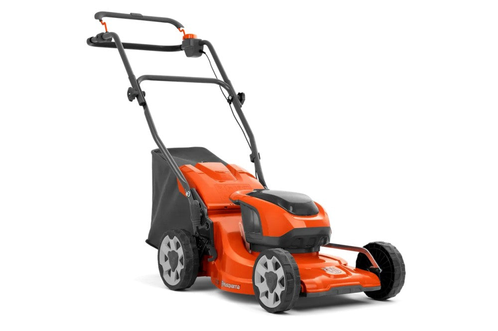 Husqvarna LC 137i akkus fűnyíró gyűjtőzsákkal, oldalnézetből