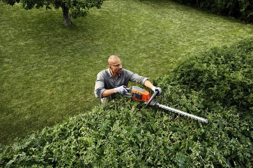 Husqvarna 215iHD45 akkus sövényvágó