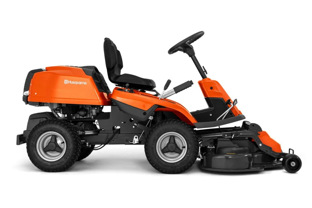 Husqvarna R 214TC Rider fűnyíró traktor Combi 94 cm-es vágóasztallal szemből