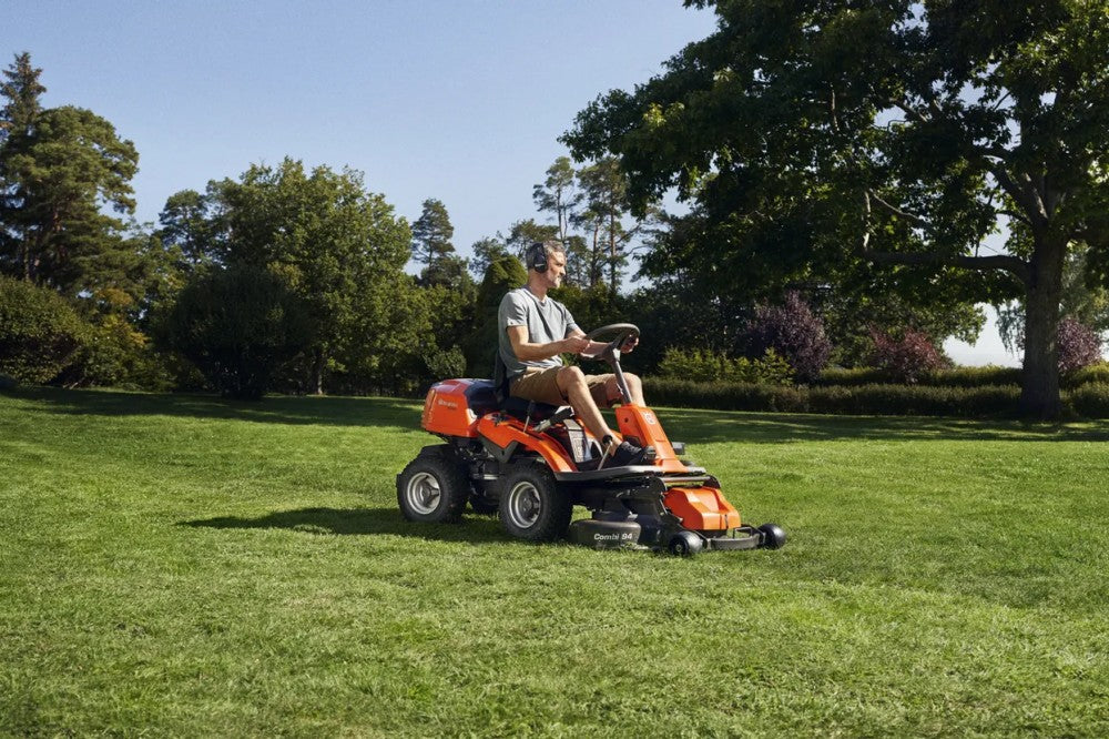 Husqvarna R 214TC Rider fűnyíró traktor Combi 94 cm-es vágóasztallal oldalról