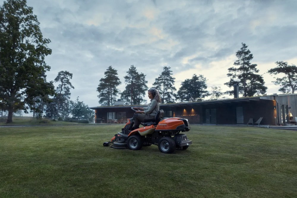 Husqvarna R 216T AWD rider fűnyíró traktor - vágóasztal nélkül