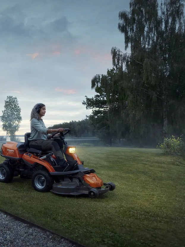 Husqvarna R 216T AWD rider fűnyíró traktor - vágóasztal nélkül