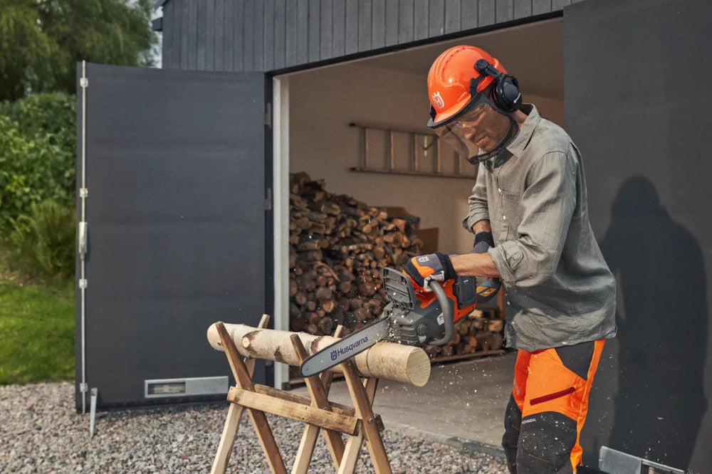 Husqvarna 225i KIT akkumulátoros láncfűrész háttér nélkül