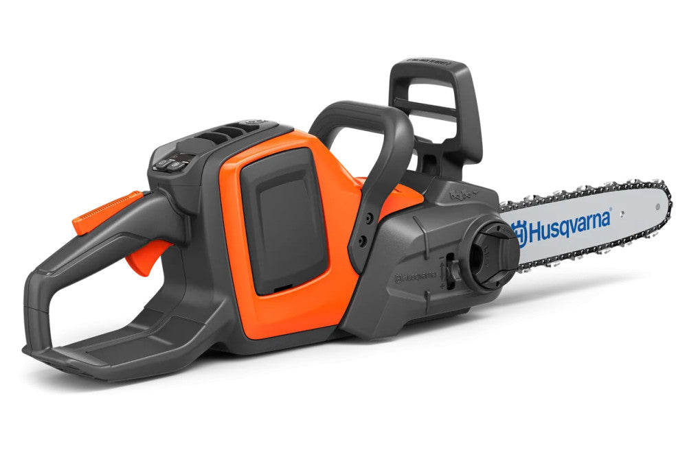 Husqvarna 225i KIT akkumulátoros láncfűrész munka közben