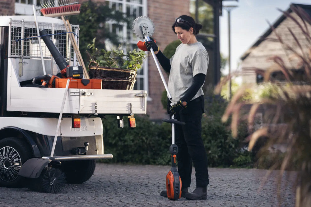 HUSQVARNA 525iLK akkumulátoros meghajtóegység munka közben