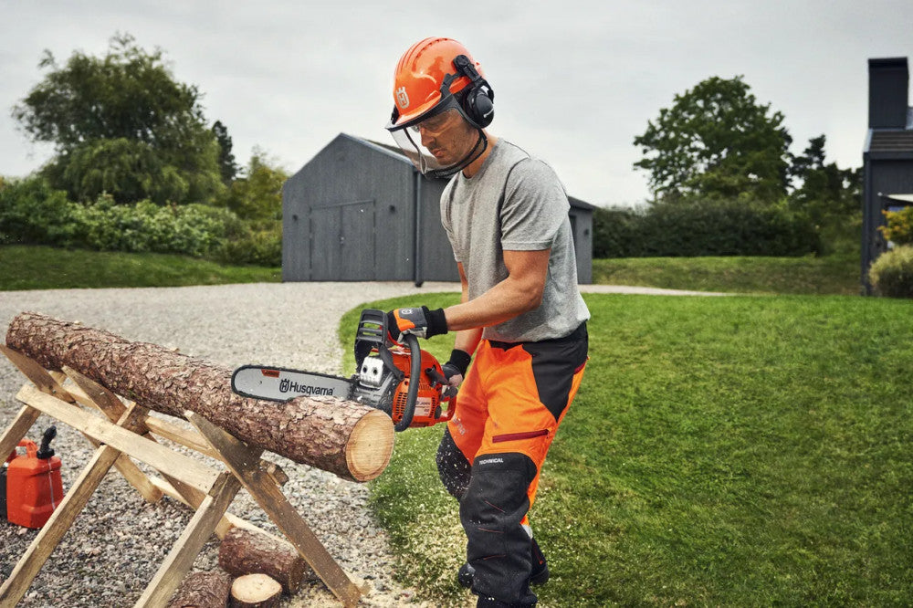 Husqvarna 445 II benzines láncfűrész munka közben