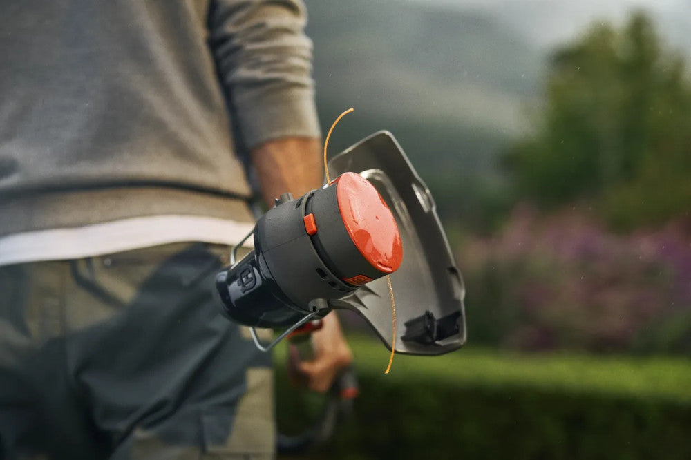 Husqvarna Aspire T28-P4A Kit 2,5 Ah fűszegélyvágó csatlakozója és hajtócsöve közelről