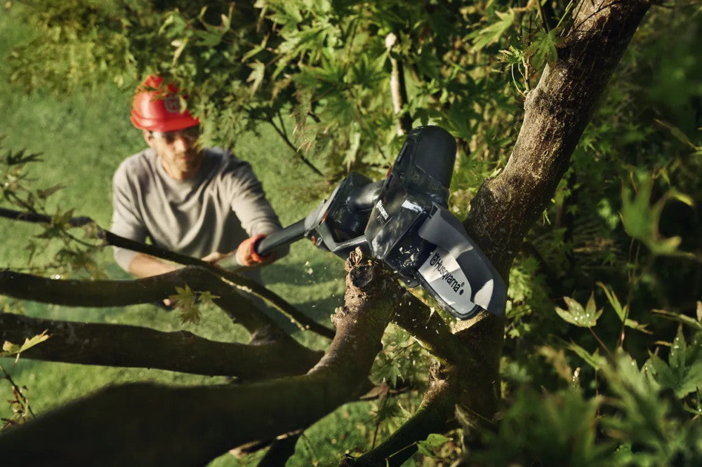 Husqvarna Aspire™ P5-P4A Pole Kit metszőfűrész kézben tartva