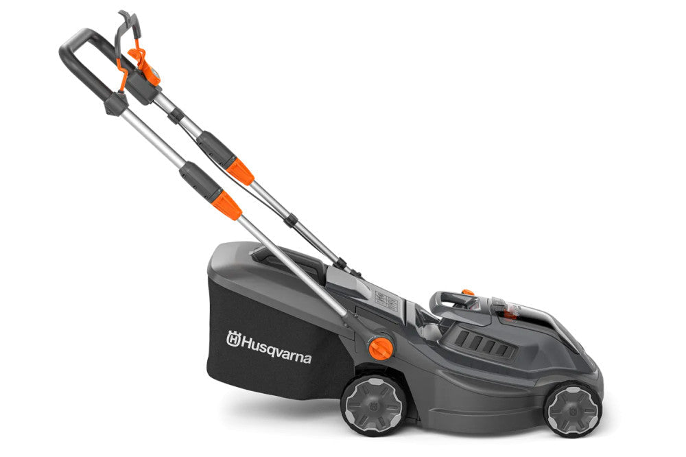 Husqvarna Aspire LC34-P4A akkus fűnyíró gyűjtővel, oldalnézetből