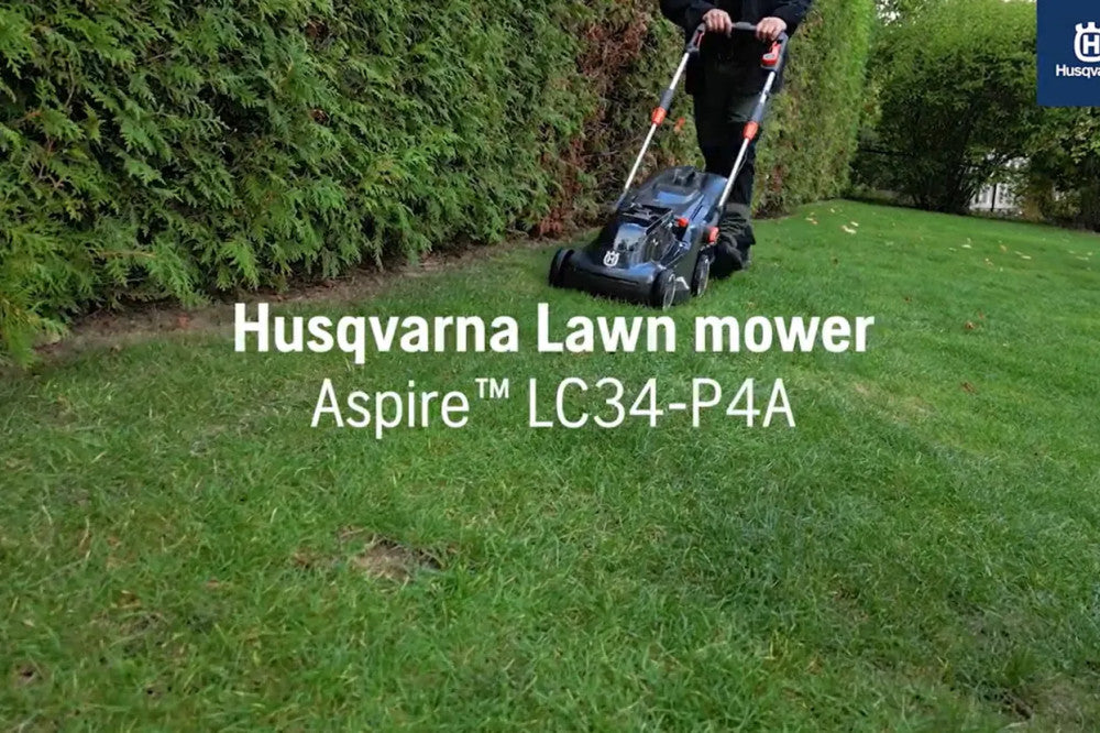 Husqvarna Aspire LC34-P4A fűnyíró összecsukott tolókarral, függőleges tárolásban
