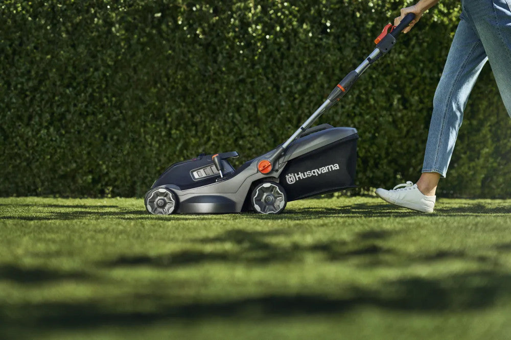 Husqvarna Aspire LC34-P4A fűnyíró munka közben a kertben