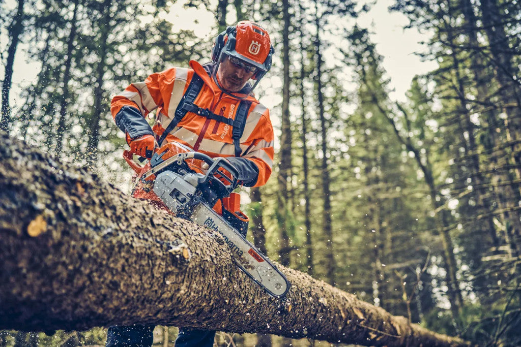 Husqvarna 562 XP G Mark II döntés közben