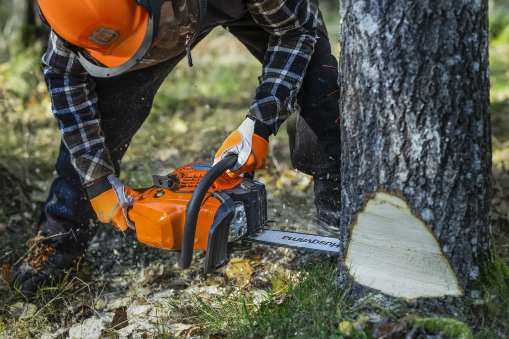 Husqvarna 445S láncfűrésszel hajkot vágó felhasználó fatörzsön