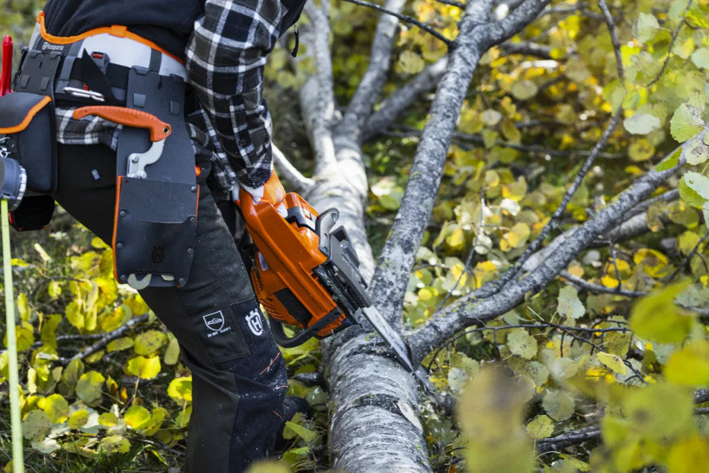 Husqvarna 445S láncfűrésszel dolgozó felhasználó erdőben