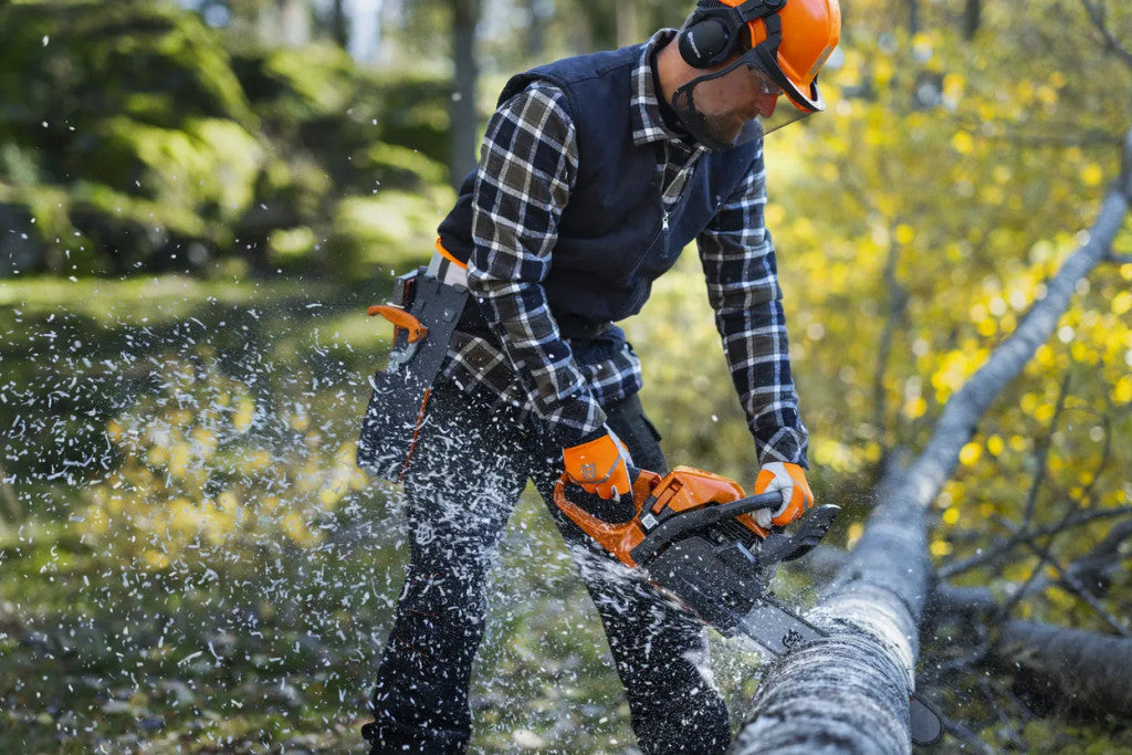 Husqvarna 445S láncfűrésszel rönköt daraboló felhasználó