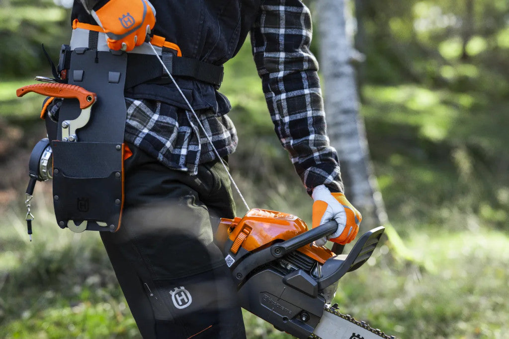 Husqvarna 445S láncfűrész indítás előtt, kesztyűs kézben
