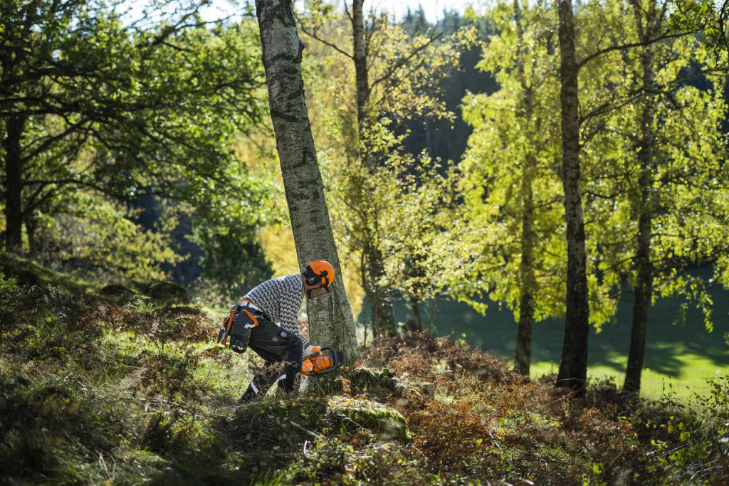 Husqvarna 450S láncfűrésszel gallyazó felhasználó közelről