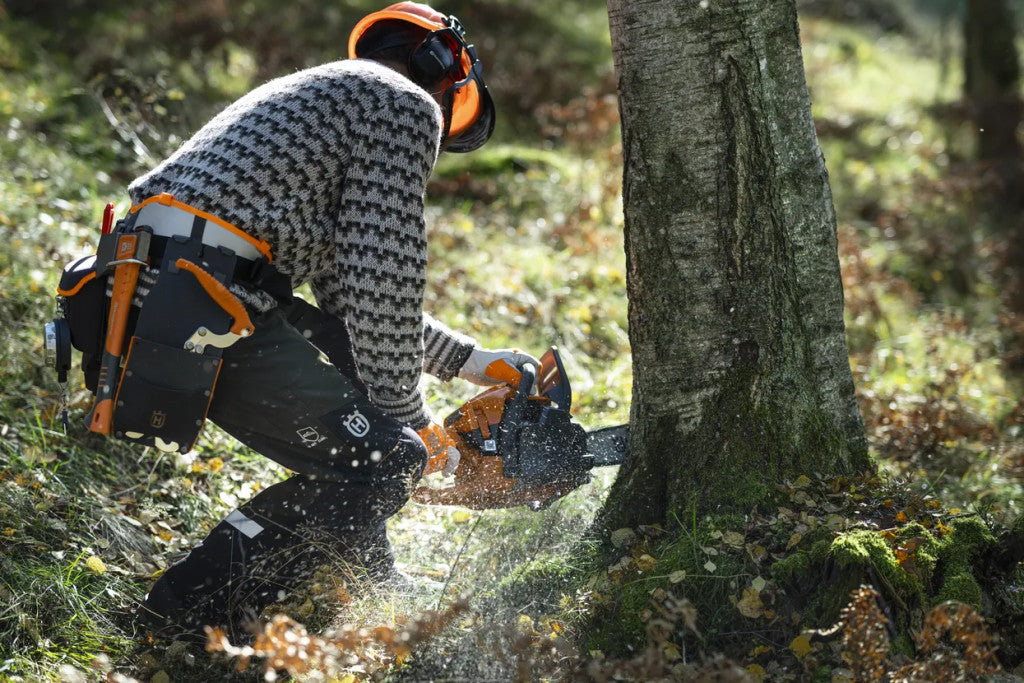 Husqvarna 450S láncfűrésszel dolgozó felhasználó erdőben
