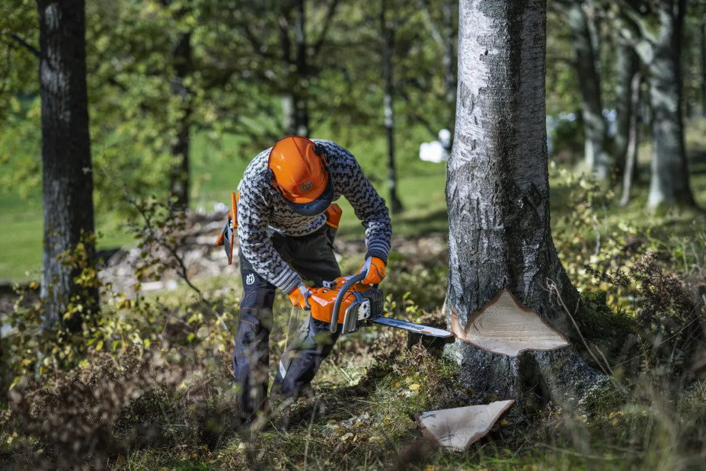 Husqvarna 450S láncfűrész munka közben, közelről