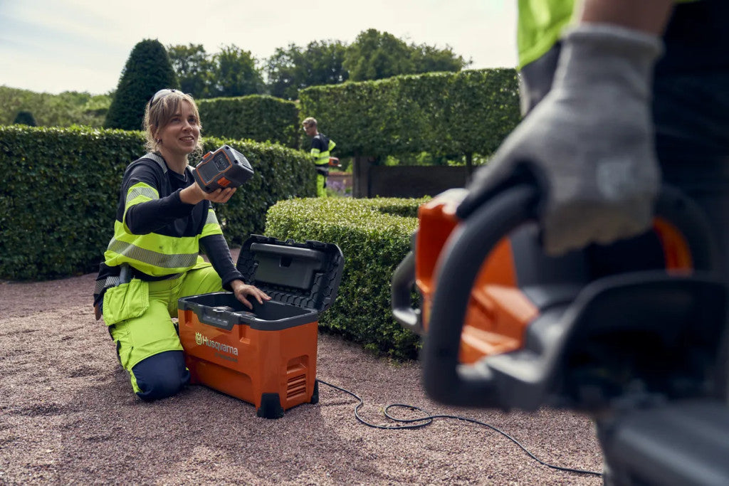 Husqvarna C1000X4 akkumulátor töltő kézben